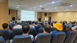 딸기 농사 배우자...홍성군, 딸기 재배 교육 열기 후끈