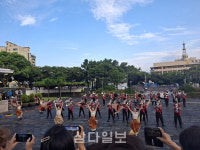 축제의 꽃 퍼레이드...경축음악회로 분위기는 절정