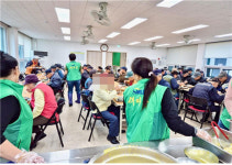 제주시 용담2동 새마을부녀회 제주시노인복지회관 무료 급식봉사 실시
