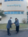 제주시교육지원청 사람 사는 세상 나눔 바자회 모금액 100만원 전달
