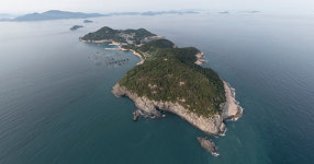 동서로 길게 뻗은 섬 중심지에 울긋불긋 마을 지붕 눈길