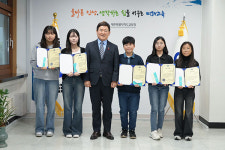 제주도교육청, 제주교육 홍보 유공 학생 표창 전달