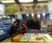 제주동문시장 내 나영수산, 건입동나눔뱅크에 생선 기부
