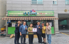 제주시 삼도2동지역사회보장협의체, 2025년도 신규 착한가게 7개소에 현판 전달