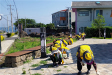 제주시 용담2동 용마경로당 어르신들, 소공원 풀베기 봉사활동