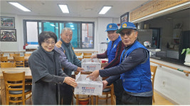 바르게살기운동용담1동위원회, 남사경로당에 보리떡 및 식품 기탁