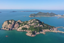 큰 두 개의 바위산 우뚝…산 정상서 바라본 주변 섬들 장관