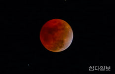 제주에 뜬 정월대보름 붉은 달