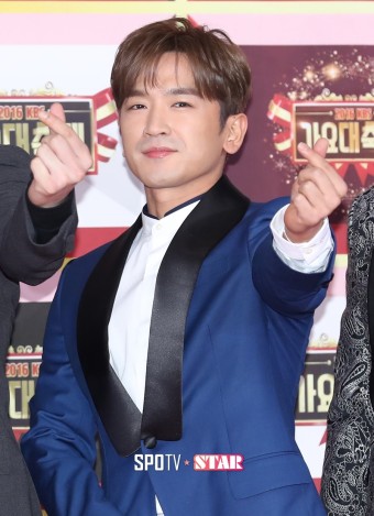 [포토S] 신화 이민우, 팬들 향해 손하트