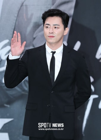 [포토S] 조정석, 달콤한 손인사