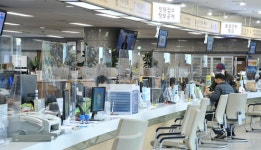 용산구청, 민원인 접촉 최소화...투명 가림막 설치