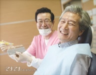 건강한 노후, 전체 임플란트로 씹는 즐거움 되찾을 수 있어