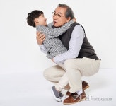 손주 재롱에 무리하게 안아 주다 허리 통증 심해질 수 있어