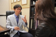 여드름 무리한 압출 말고 적절한 치료 필요해