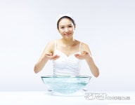 [강선자 교수의 챠밍라이프] 아침 세안으로…물 세안 vs 클렌징 세안