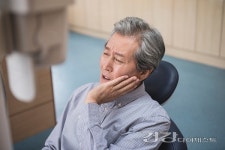 이가 시리고 시큰거리는 이유? 구강건강 잘못 챙기면 치아 민감해진다