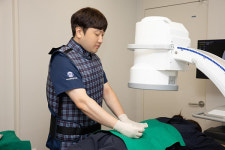 연령에 관계없이 나타날 수 있는 허리디스크, 초기 비수술적 치료로 호전 가능해