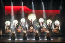 봄날 고궁에서 만나는 그루브·힙 그리고 풍류