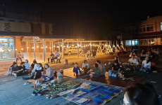 학교 담장 너머를 향한 발돋움