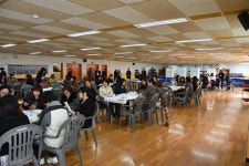 학교 담장 너머를 향한 발돋움