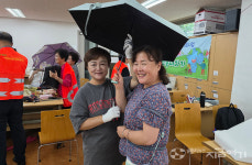 못쓰면 버리던 우산, 다시 펴 보니 생명이 되다