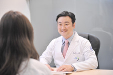 여성탈모, 노화와 두피손상이 가장 큰 원인