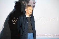 [포토] 밤의 해변에서 혼자 홍상수, 담담한 표정