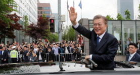 우리 이니 하고 싶은거 다해. 꽃길만 걷게 해줄게