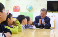 [리얼미터] 문재인 대통령 지지율, 70%선 앞두고 소폭 하락…68.1%