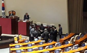 [포토] 野 불참 속 민주당 대통령 개헌안 투표