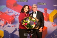 [포토] 제15회 IBA 시상식서 출판부문 수상한 (주)다니기획 추기숙 대표이사