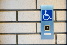 휠체어 리프트 대신 승강기 만들라 소송 낸 장애인들 항소심서도 패소