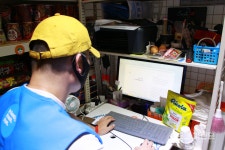 편의점 지키는 봉달호 작가 코로나19로 매출 급감, 하루하루 버티며 살아간다