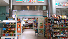 편의점 지키는 봉달호 작가 코로나19로 매출 급감, 하루하루 버티며 살아간다