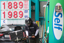 주유소 기름값 3주 연속 하락…휘발유 리터당 2013.1원