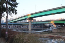 [TN포토] 엿가락처럼 휜 개통 6년 차 신도림역 인근 도림보도육교