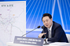 尹 지지율 3주째 40%대...국힘 41.9%, 민주 43.1%[리얼미터]