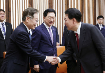 한동훈-이재명 대표, 11년 만에 공식 회담…정치 개혁 강조