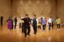 [누구나 이주민이 된다下] 달빛 아래서는 누구나 주인공…공감·연대로 뮤지컬을 만든 부부