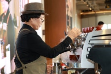 라떼아트로 만든 새로운 꿈, 시니어 바리스타들의 빛나는 도전