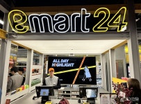 굿즈·뷰티·셀프카페 한곳에...이마트24, Z세대 겨냥한 트렌드랩 열었다