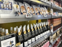 굿즈·뷰티·셀프카페 한곳에...이마트24, Z세대 겨냥한 트렌드랩 열었다