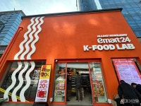 [현장] 명동에 등장한 라면 도서관...170종 모은 이마트24 K-푸드랩