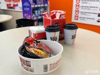 [현장] 명동에 등장한 라면 도서관...170종 모은 이마트24 K-푸드랩