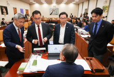 국감서 사상 첫 의원 제척 나왔다...이진숙 둘러싸고 여야 정면충돌