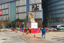 광복로 도심을 화사하게 물들이는 연등 물결