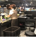 종일 서 있기를 강요받는 백화점 매장 직원에게 의자를 허(許)하라