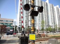 부산 철도건널목 철거된 공터, 벌건 흙더미 드러낸 채 3년간 방치