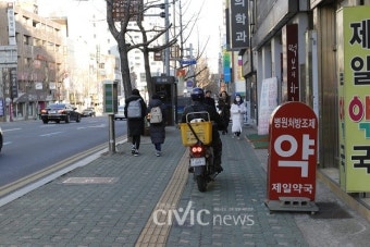 인도 위 무법자 오토바이, 보행자들 '아찔'...