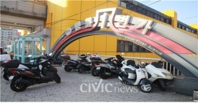 어설프기 짝이 없는 공공조형물...설치는 대강대강, 관리는 대충대충